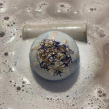 Koupelová bomba Dreamwithus s okvětními lístky chrpy a modrým jílem